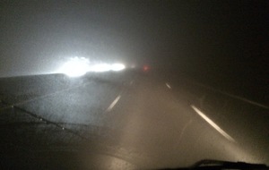 Un épais brouillard sur la route du retour.