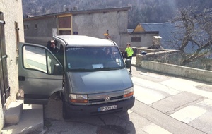 Le roulement arrière gauche du minibus nous a lâché...