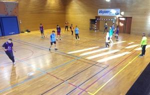 Séance d'entraînement de futsal au gymnase municipal de Vaujany.
