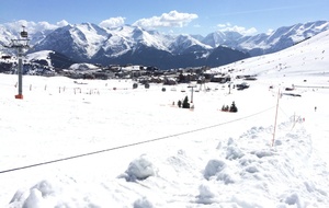 Un beau petit village au loin.