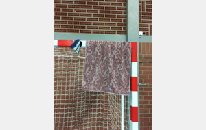 Un slip dans la lucarne ?! Mais qui est le coupable de cet oubli ?