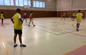 Séance d’entraînements de futsal dans le gymnase municipal « Pompeu » de Lloret de Mar.