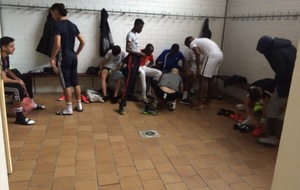 Adam est en mode l'infirmière lol.