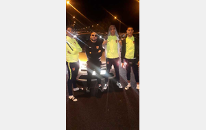 Ils bloquent l'autoroute pour faire une photo  ! WTF...