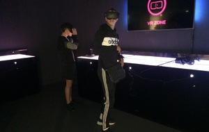 Ils découvrent la réalité virtuelle.