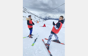 Les débutants font du ski.
