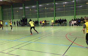 Match officiel à domicile contre Dans La Maison